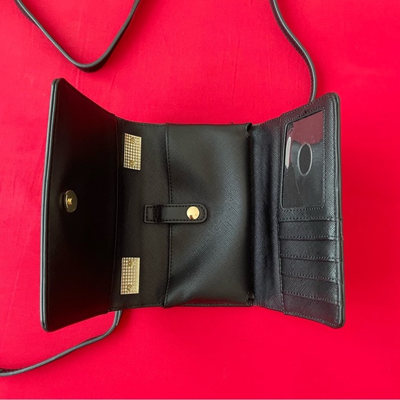 Guess Shoulder Bag in Black - Picture 2 of 6